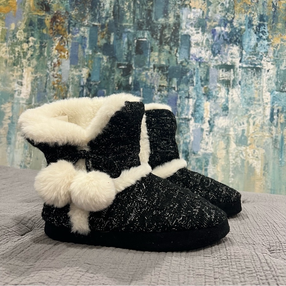 CHINESE LAUNDRY SZ SM 5/6 BLACK & WHITE POM POM PLUSH & KNIT SLIPPER BOOTS NWOT
